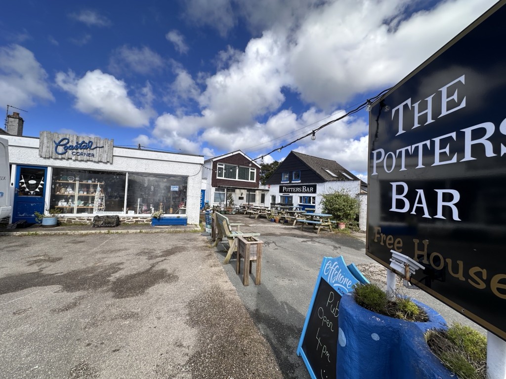 Lot: 82 - FREEHOUSE PUBLIC HOUSE, CAFÉ, OWNERS ACCOMMODATION, SOUVENIR SHOP, OUTSIDE AREAS AND PARKING - View of Potters Barn, accommodation and shop